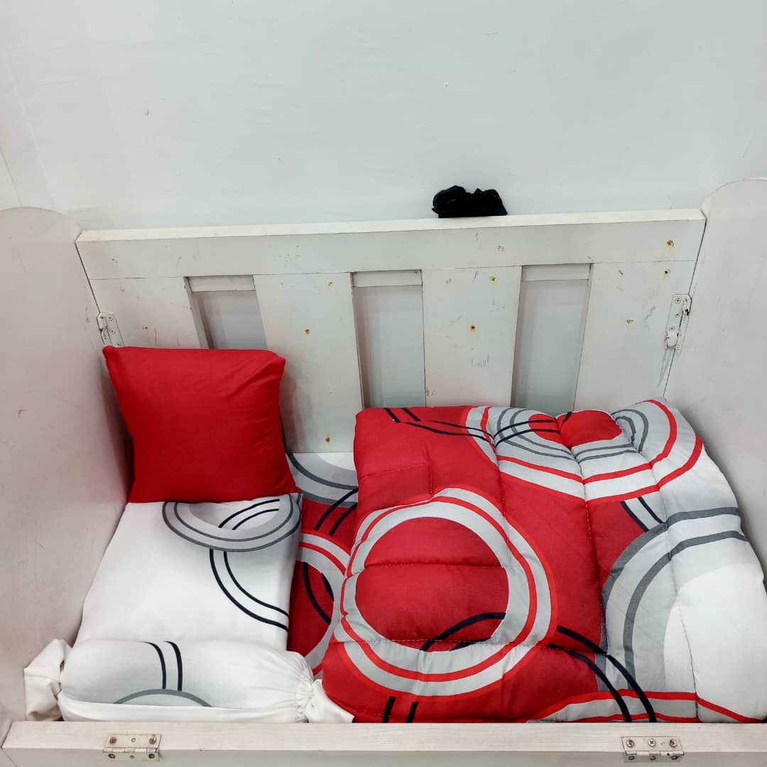 237 RED WHITE CIRCLE    COT