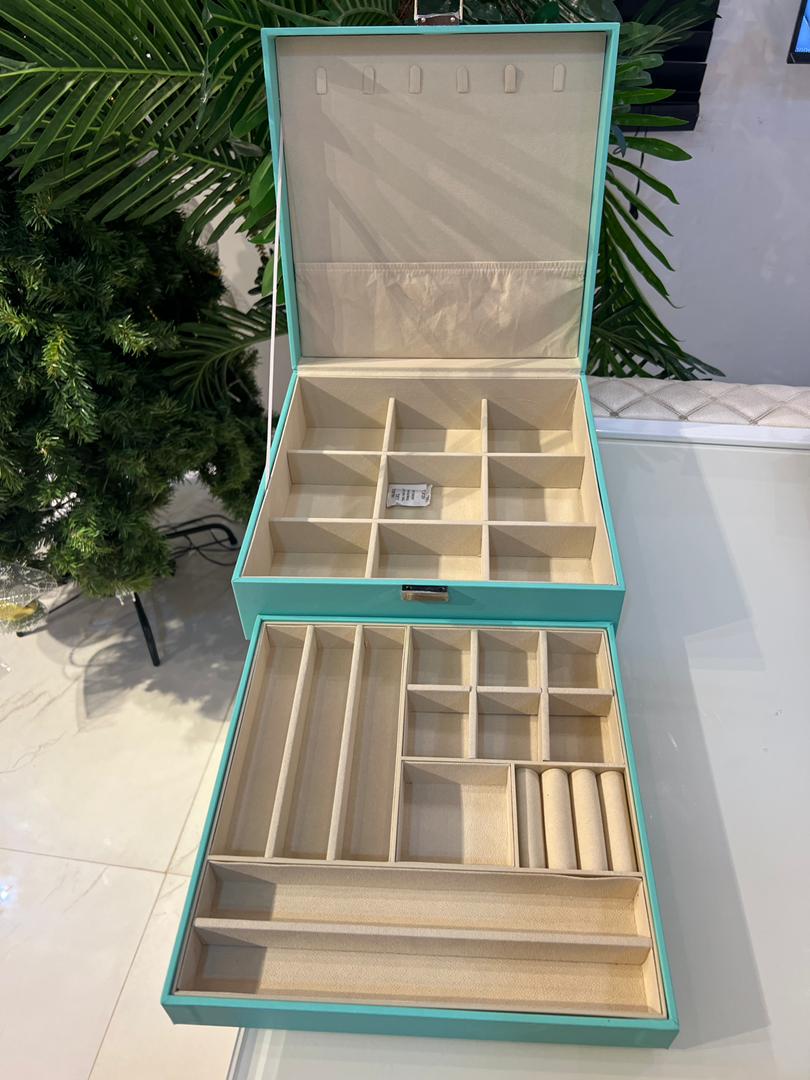 Green jewelry organizer