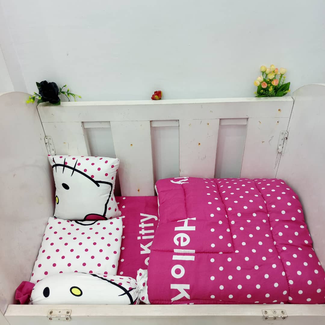 252 PINK HELLO KITTY COT