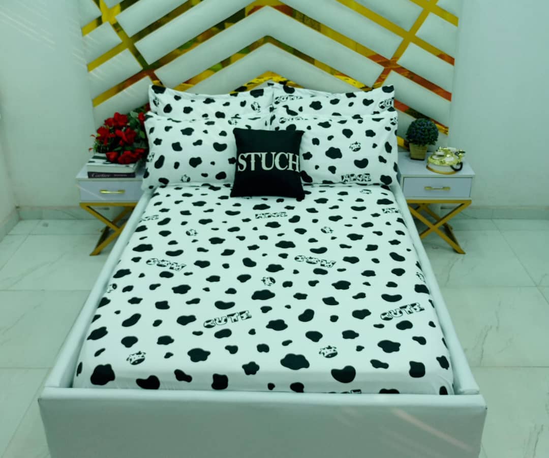 WHITE CUTE NICE 4/6 BEDSHEET