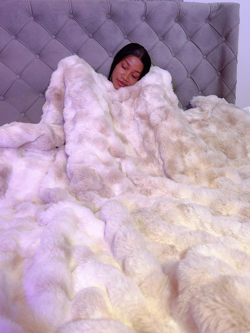 LUXURY SPOTTED CREAM BUBBLE FUR 4/6 DUVET ONLY (70/92 INCHES)