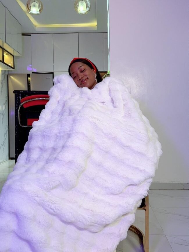 LUXURY WHITE BUBBLE FUR PILLOWCASE ONLY (19/29 INCHES) - Image 3