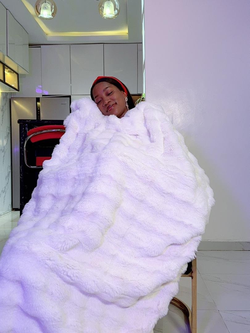 LUXURY WHITE BUBBLE FUR 4/6 DUVET ONLY (70/92 INCHES)
