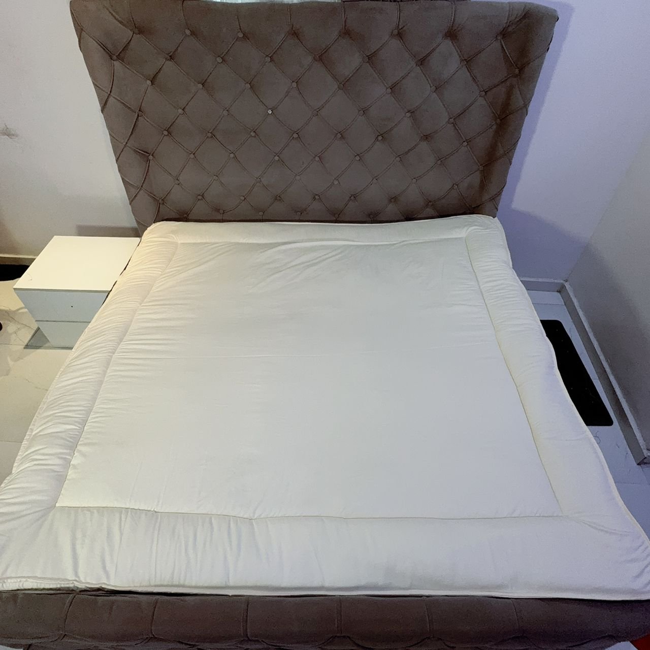 6/6 WHITE NEW MATTRESS TOPPER 3 INCH THICK (Size 72/75 inches)