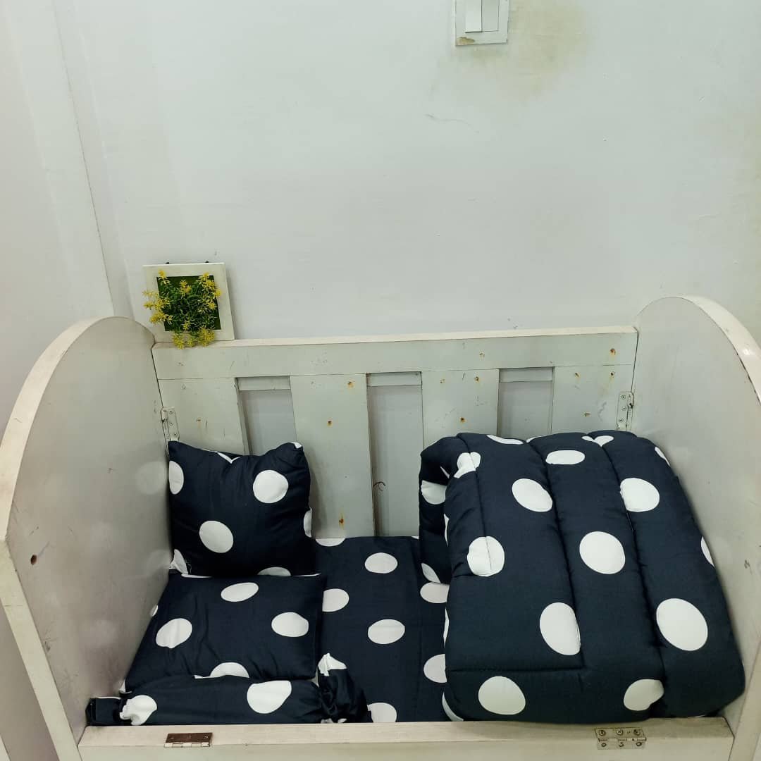 008 BLACK POLKA BABY COT SET