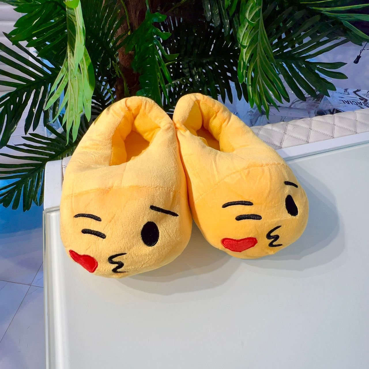 KISS EMOJI UNISEX FLUFFY SLIPPERS (FREE SIZE FITS UPTO SIZE 42)