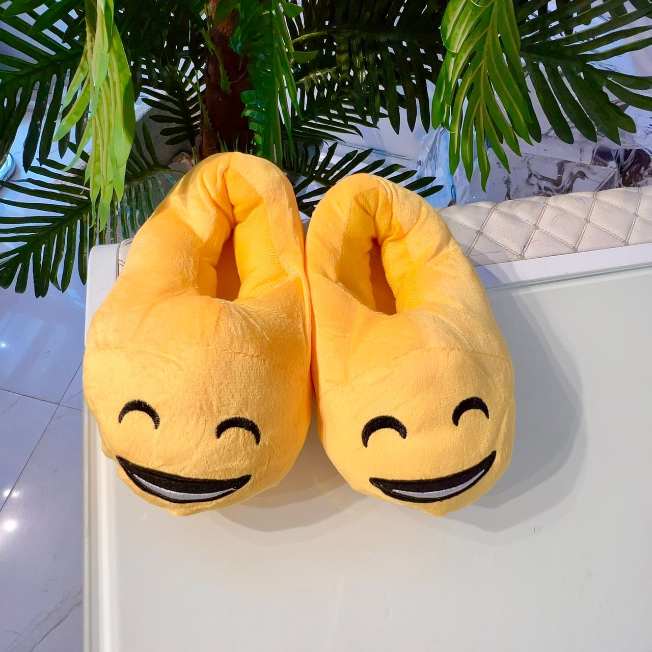 SMILE EMOJI UNISEX FLUFFY SLIPPERS (FREE SIZE FITS UPTO SIZE 42)
