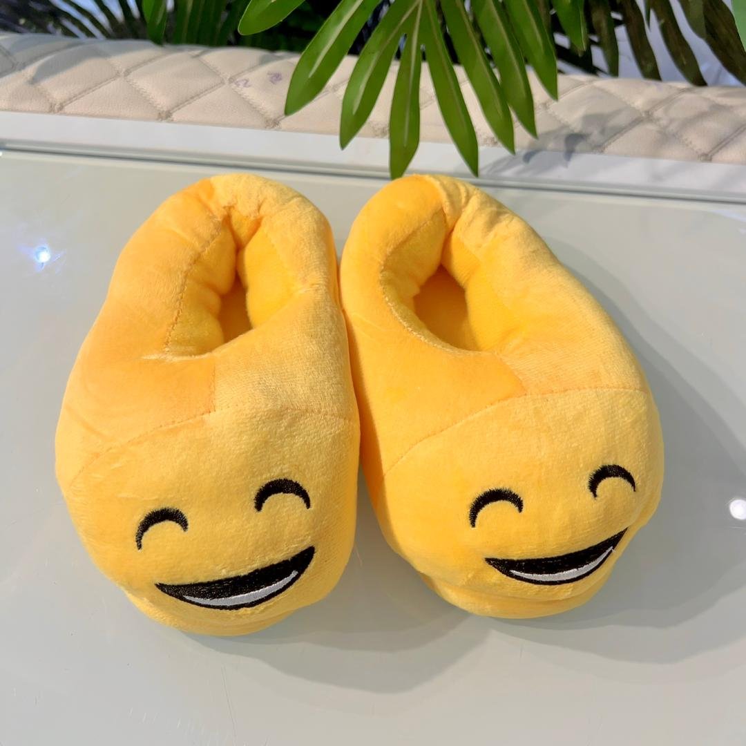 KIDS SMILE EMOJI UNISEX FLUFFY SLIPPERS (FREE SIZE FITS UPTO SIZE 22) AGE 2-7