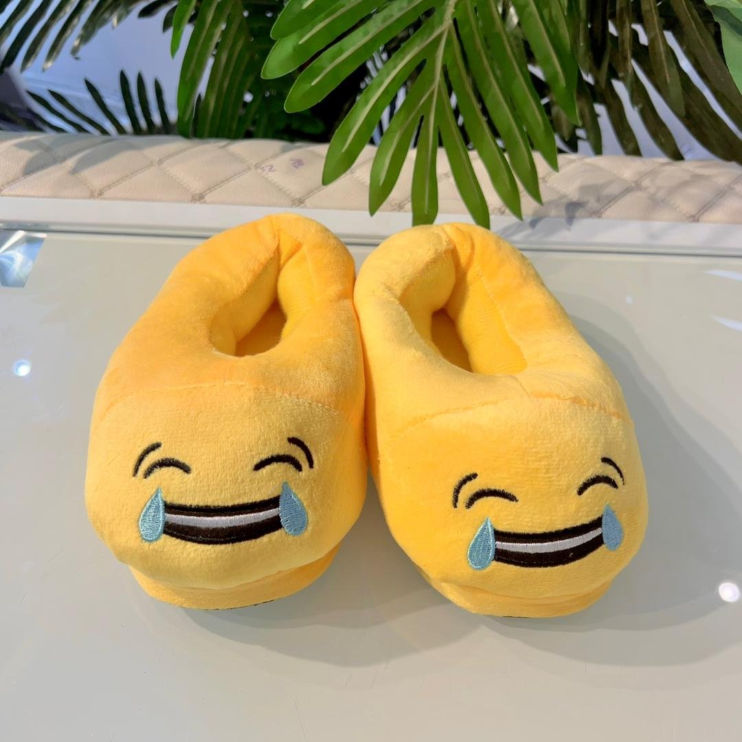 KIDS LAUGH EMOJI UNISEX FLUFFY SLIPPERS (FREE SIZE FITS UPTO SIZE 22) AGE 2-7