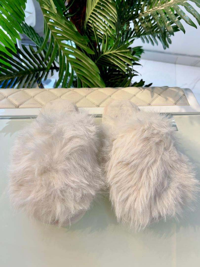 OFF WHITE WOMEN COVERED FLUFFY SLIPPERS (SIZE 40-41)