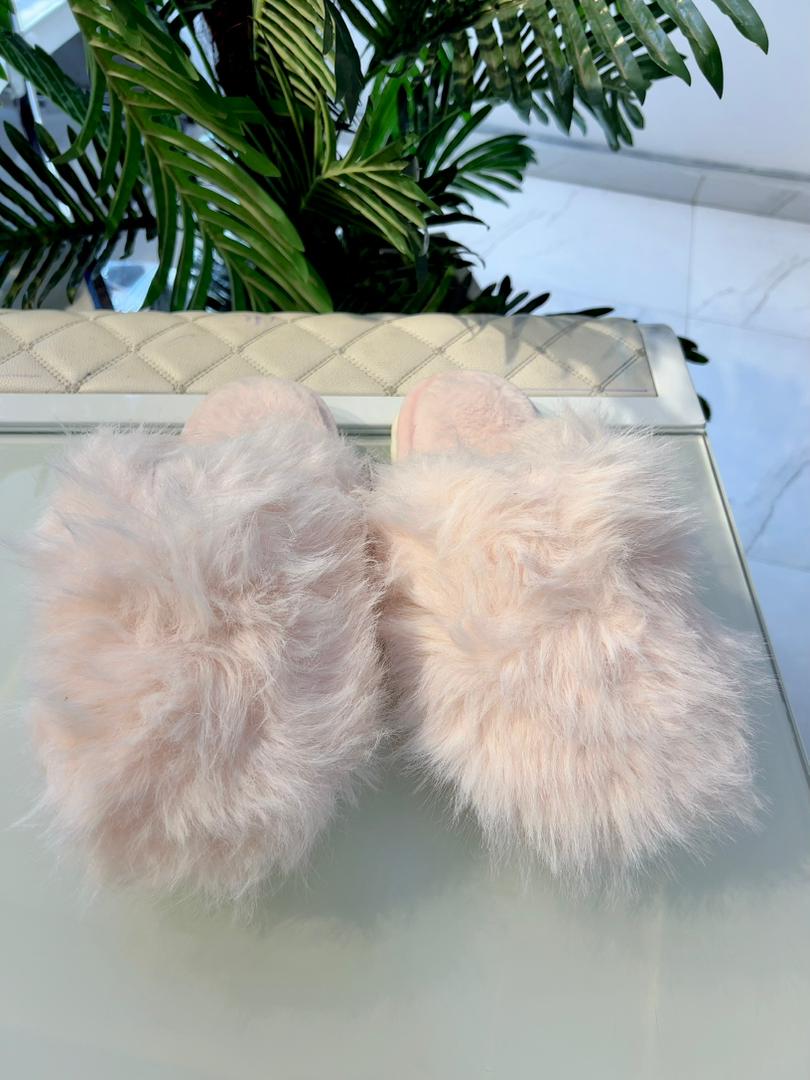SOFT PINK WOMEN COVERED FLUFFY SLIPPERS (SIZE 38-39)