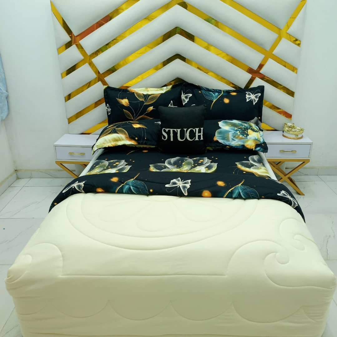 COMBINED CREAM WITH BLACK LOTUS FLOWER 7/7 DUVET SET