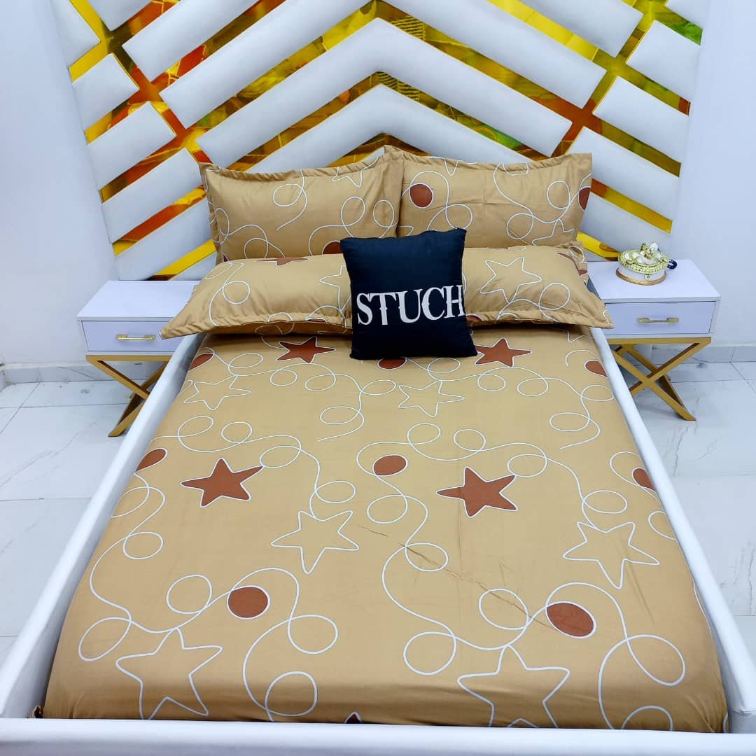 BROWN STAR 4/6 BEDSHEET WITH TWO PILLOWCASES