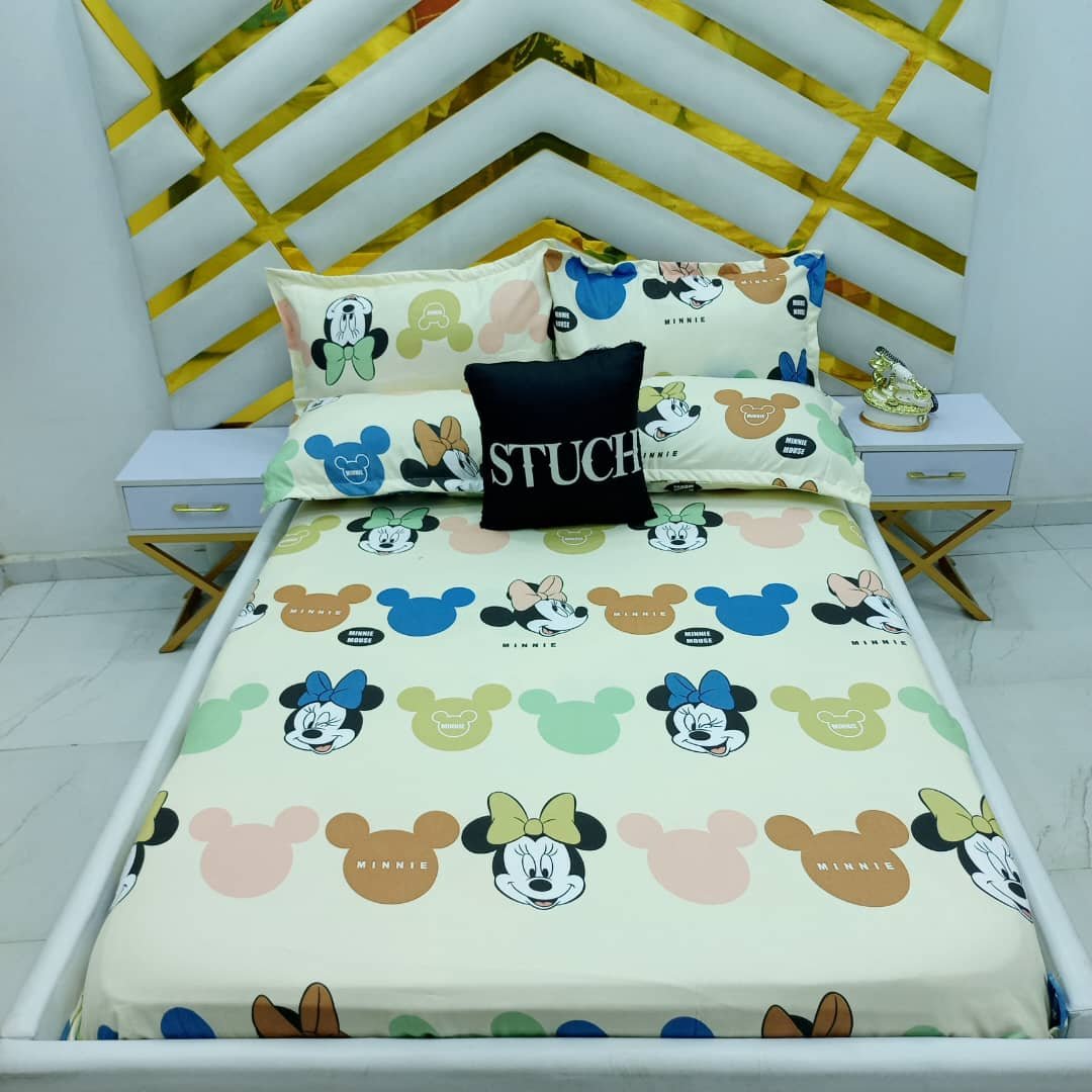 MINNIE MOUSE 4/6 BEDSHEET WITH TWO PILLOWCASES