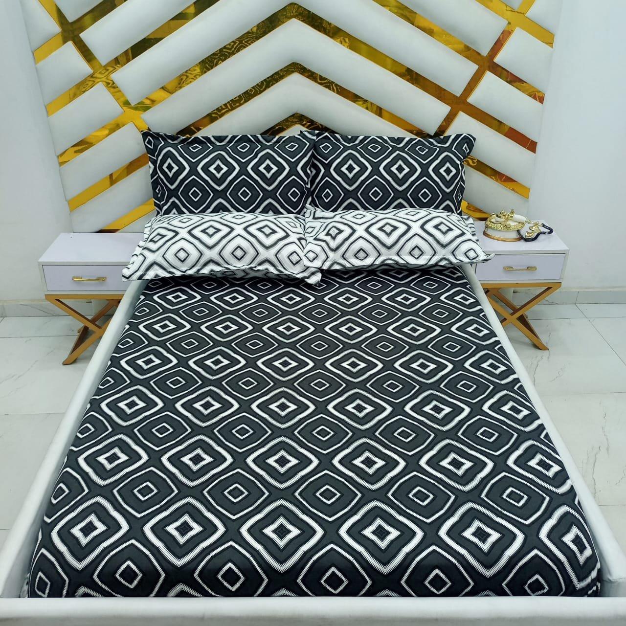 COMBO BLACK AND WHITE SQUARE 7/7 BEDSHEET (BLACK BEDSHEET)
