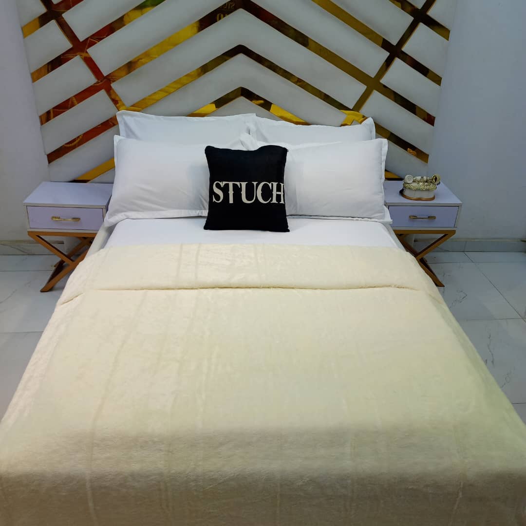 CREAM FUR DUVET (WITH TWO PILLOWCASES)