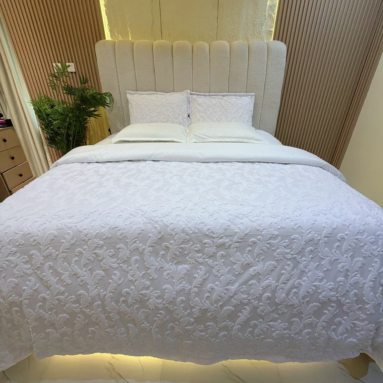 WHITE LUXURY JACQUARD 7/7 BEDSHEET WITH FOUR PILLOWCASES AND DUVET COVER (NO FIBER INSIDE)