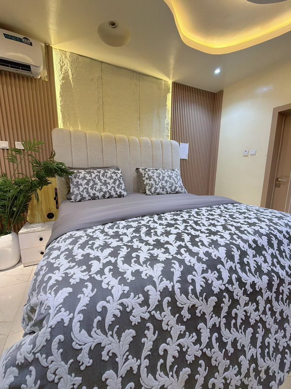 GRAY LUXURY JACQUARD 7/7 BEDSHEET WITH FOUR PILLOWCASES AND DUVET COVER (NO FIBER INSIDE)(STRIPR BEDSHEET)