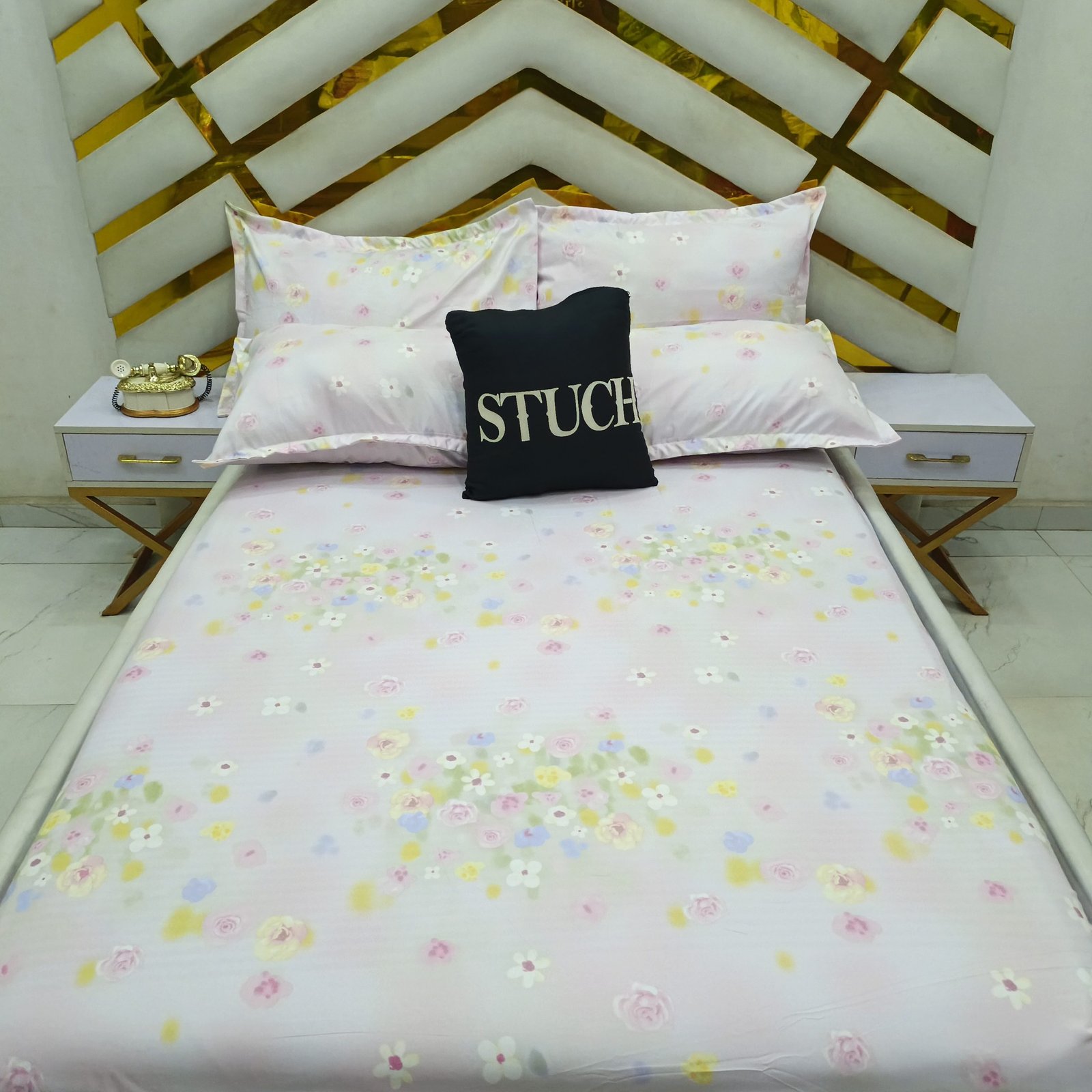 PINK PETITE FLORAL KING SIZE FITTED ELASTIC BEDSHEET WITH 4 PILLOWCASES (FITS 6/6,6/7 AND 7/7 BED)(84/84/12INCHES)
