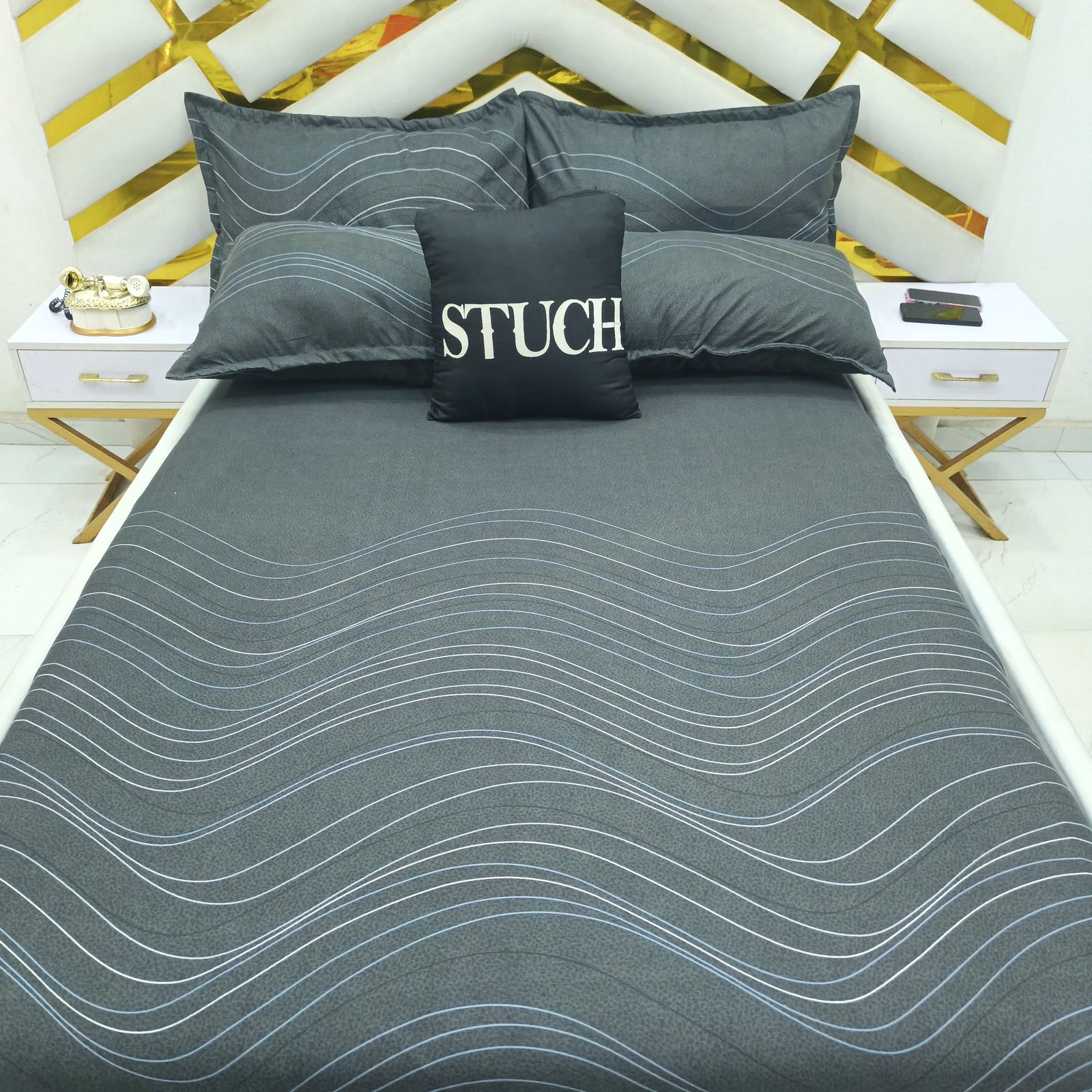 MUTED DENIM BLUE KING SIZE FITTED ELASTIC BEDSHEET WITH 4 PILLOWCASES (FITS 6/6,6/7 AND 7/7 BED)(84/84/12INCHES)
