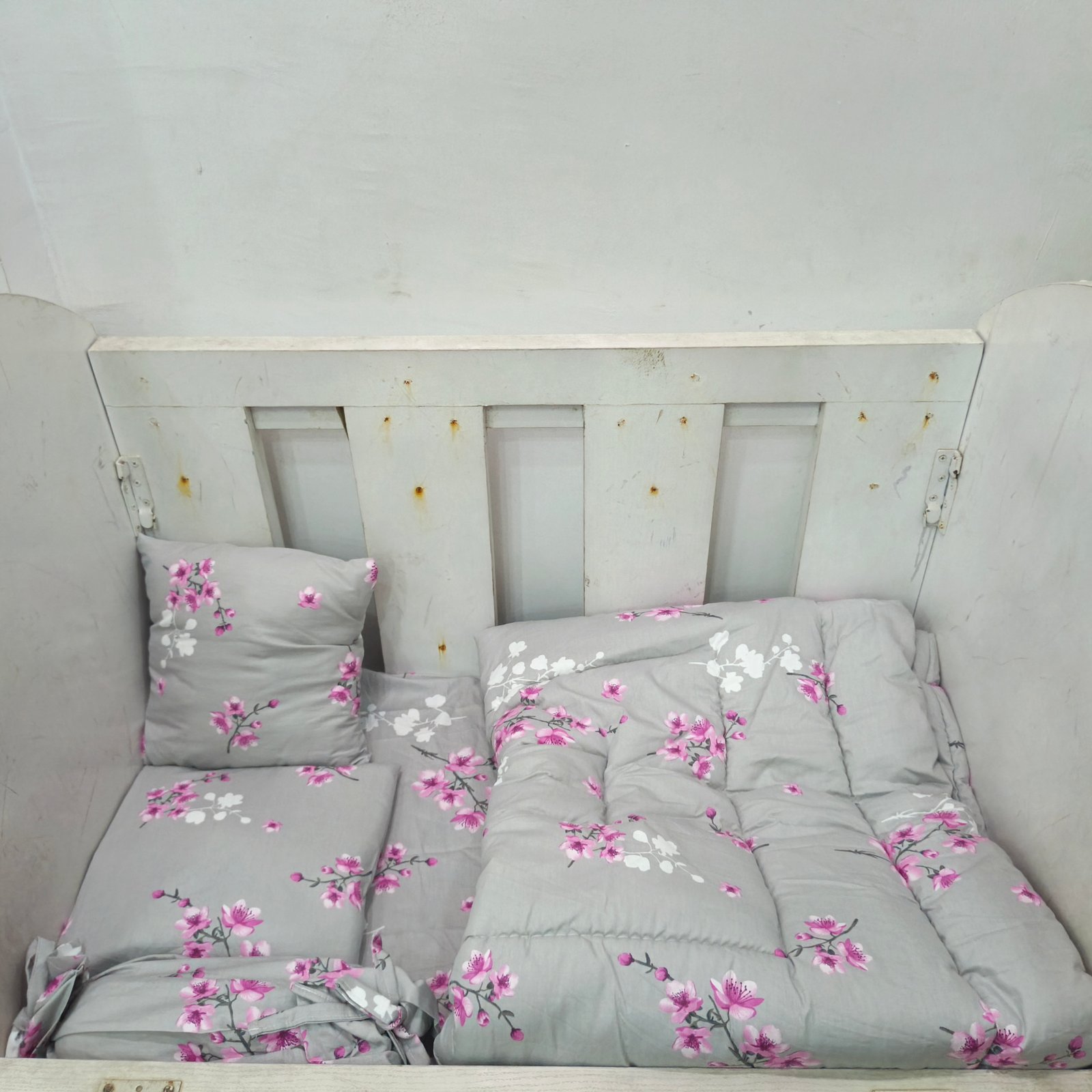 910 GRAY DISTY FLORAL BABYCOT SET