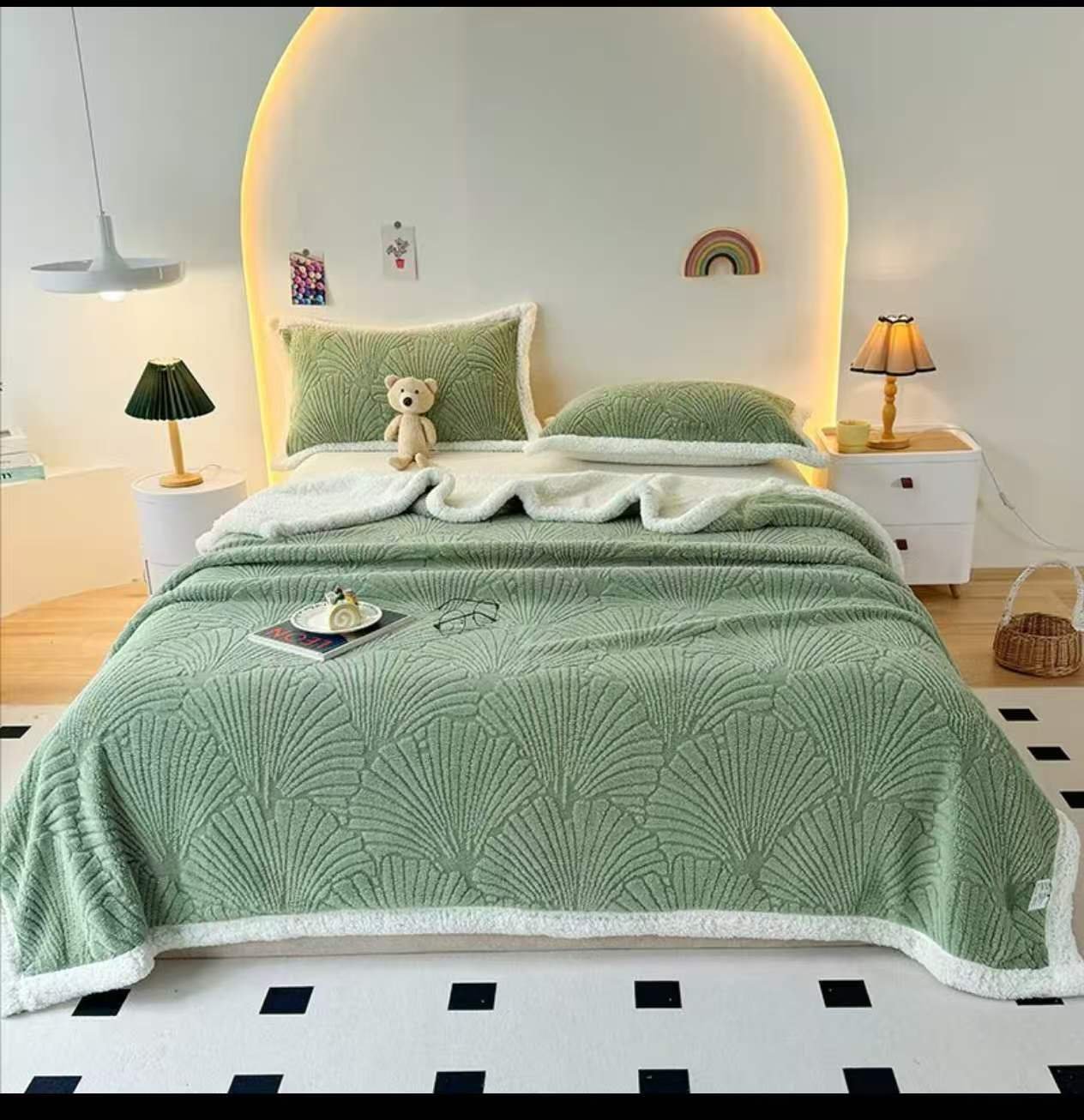 FLORAL PLUSH GREEN FUR DUVET WITH 2 PILLOW CASES (230 X 250cm)