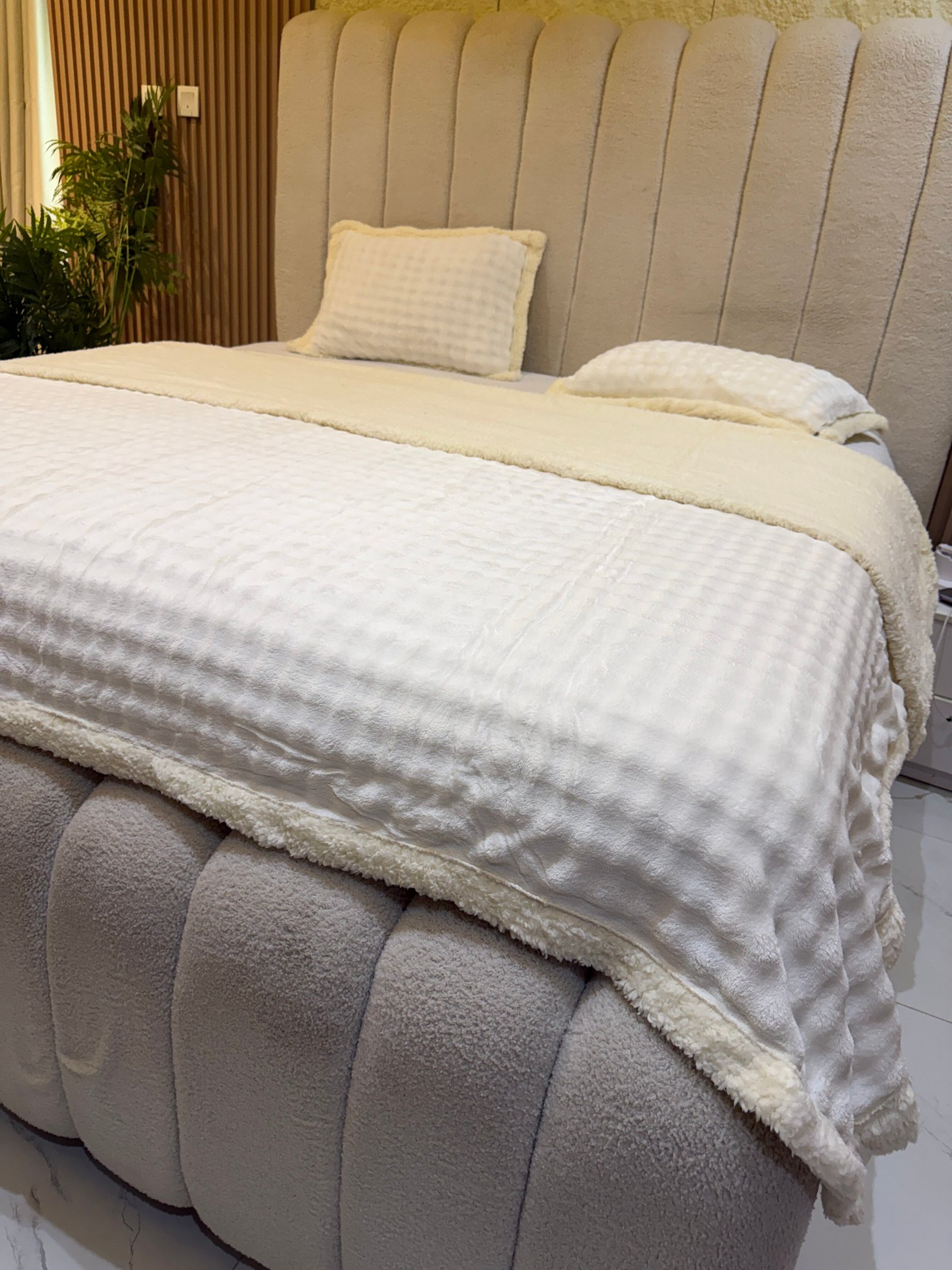 PLUSH FLEECE CREAM FUR DUVET WITH 2 PILLOW CASES (230 X 250cm)