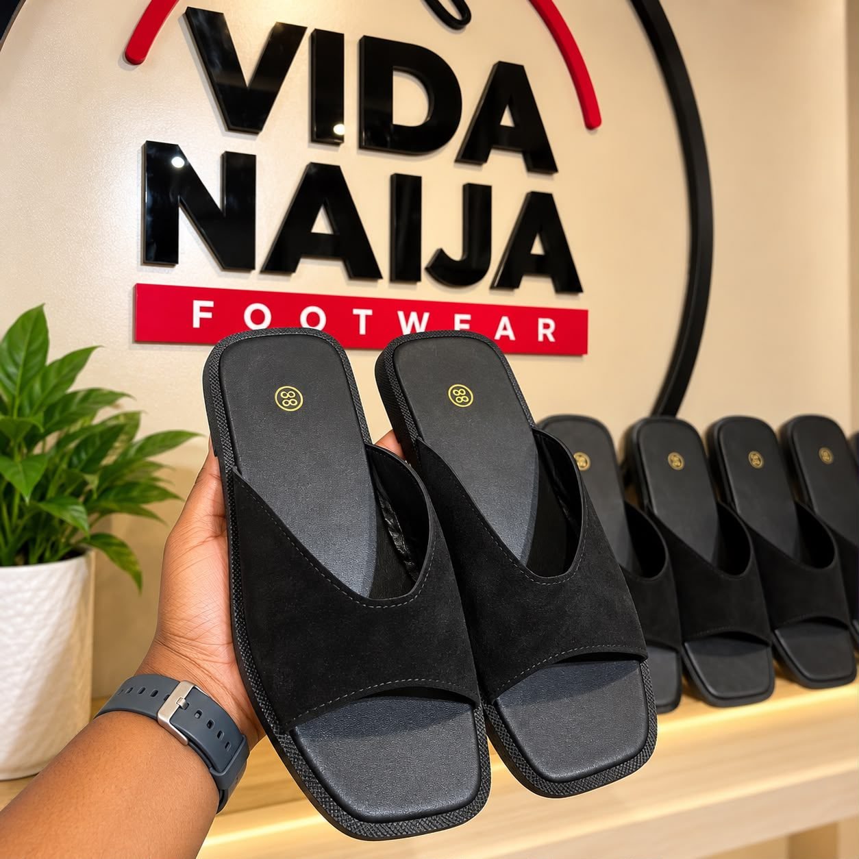 BLACK V FEMALE SLIPPERS SIZE 42 024
